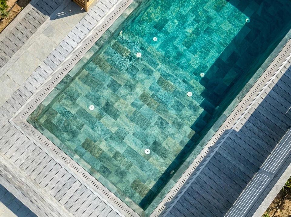 Chantier de construction extérieur avec piscine en cours d'aménagement