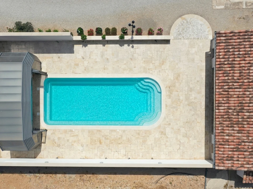 La piscine en forme de "L" dans une résidence moderne