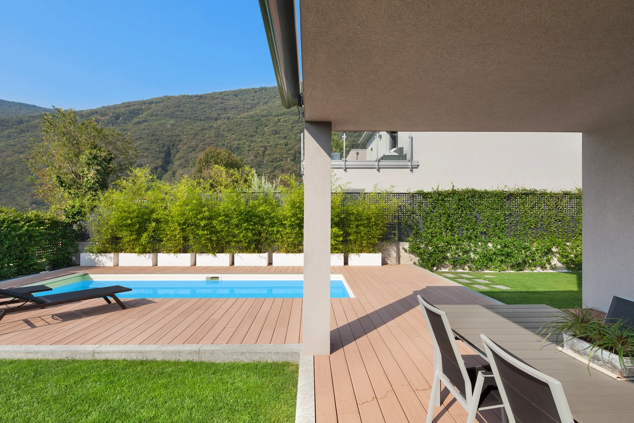 Espace extérieur résidentiel avec piscine rectangulaire à débordement, eau turquoise cristalline